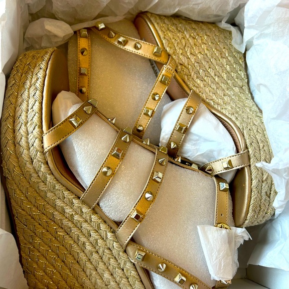NWT - Steve Madden Rockstud Wedges in Gold - Size 8.5 - Picture 4 of 8